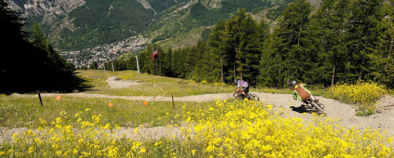 Residence La Tana Del Ghiro Bardonecchia Ngoại thất bức ảnh